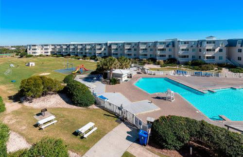 First-Floor Condo Steps from the Beach with Shared Pools, Hot Tub, Game Room - Foto 1