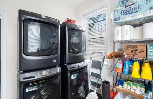 Luxury Living: Grand 7BR/5BA near Everything - Photo 48