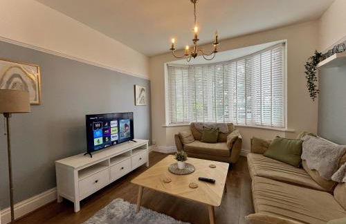 Stylish 3-bed home in Prestwich with free parking - Foto 1