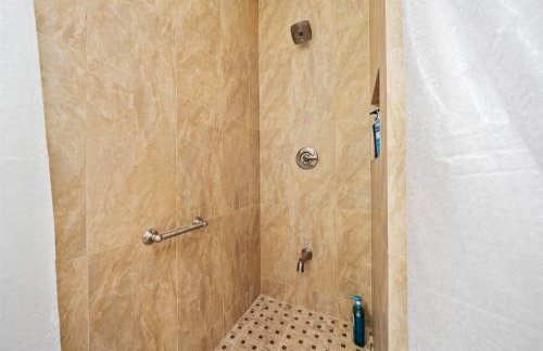 Entire Private Home with 4 Bedrooms, Pool, Hot Tub, King Bed, Garage, Available Now - Foto 59