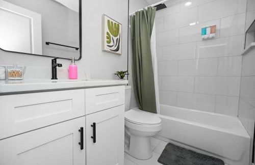 Cozy 3BR Retreat Sleeps 8 with Free Parking Near University of Illinois Chicago, Medical District & West Loop - Foto 21