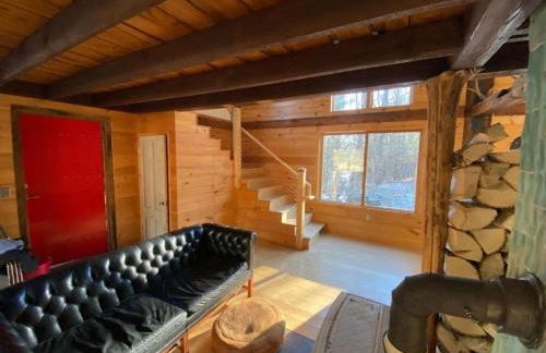 Charming Cabin Getaway with a Wood-Burning Stove in Chesterfield, Massachusetts - Foto 4