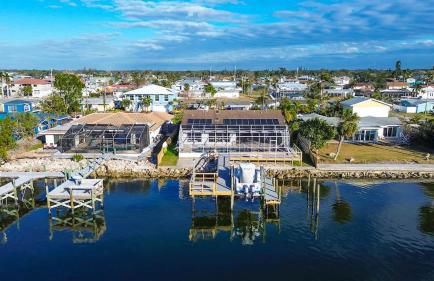 Family Waterfront 4BR Home Heated Pool Private Pier - Photo 40