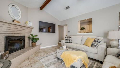 Centrally Located 3BR 2BA - ! - Photo 5