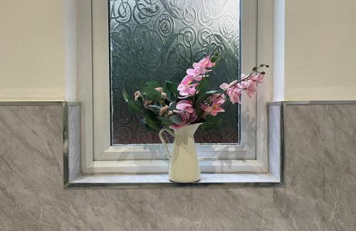 Spacious Flat! Sleeps 7, Pet Friendly and Parking - Photo 76