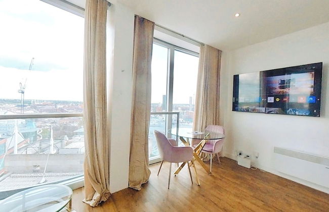 1 Bed City Studio Sleeps 3 - Wifi, Views - Photo 6