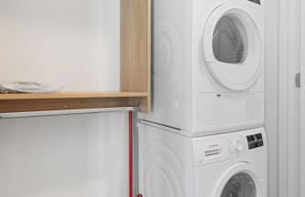 Lux Apts with Lake Views and Top Amenities - Foto 7