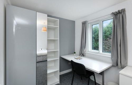 Spacious 6-Bed Home Sleeps 12, Near Highfields Park - Photo 11