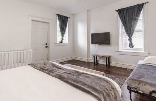 Ann Avenue Spacious 3BR Home with Games, Yard and Near Downtown - Photo 17