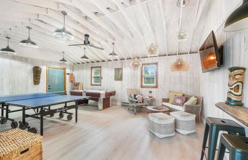 The Sleepy Tiki - game room, tiki lounge, firepit - Foto 6