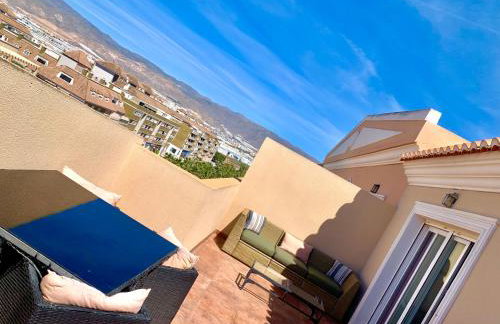 ÁTICO DELUXE entre CENTRO y PLAYA Salinas con TERRAZA, WIFI, PISCINA climatizada, GYM, SAUNA y GARAJE -Smart TV - Foto 2