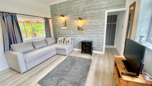 SIMPLY the BEST, 4 Min walk to Beach, Pubs, Restaurants, Shops, FAB Htd Pool, HOT Hottub, Games room, 1 acre Garden, BBQ's, Beautiful, Bassets acre, Free Parking and WIFI - Foto 3