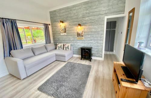 SIMPLY the BEST, 4 Min walk to Beach, Pubs, Restaurants, Shops, FAB Htd Pool, HOT Hottub, Games room, 1 acre Garden, BBQ's, Beautiful, Bassets acre, Free Parking and WIFI - Photo 3