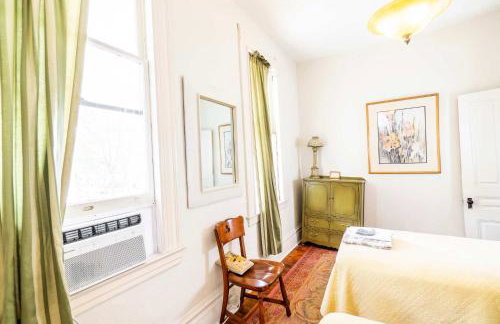 Step Back in Time Charming Victorian with Modern Amenities - Foto 8