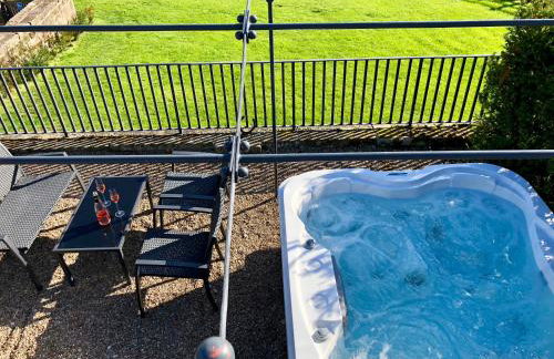 Cosy 2 bedroom apartment, terrace with Hot Tub 8am - 10pm plus private daily use of indoor pool and sauna 1 hour - Photo 9