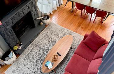 Pocono Chalet,Hot Tub,Arcade,Fireplace, Lake,Pool, Pet friendly, near Jim Thorpe No extra fees to use amenities - Foto 1