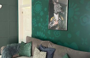 The Hive 2-Bed Apartment with Kitchen and Private Bathroom in Lively Monton Village - Sleeps 4 - Free WiFi - Parking Nearby - Foto 3