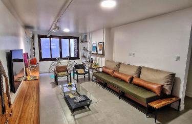Apartamento Artístico - Garagem - Ar Condicionado - Excelente Localização - Foto 2