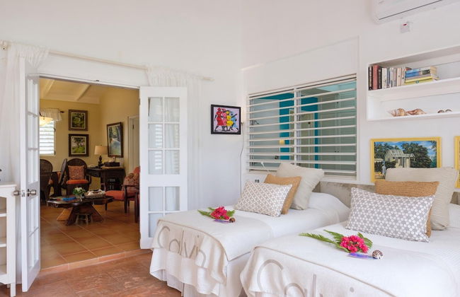 Dreamin Villa - 3 B R Beachfront w Staff - Photo 38