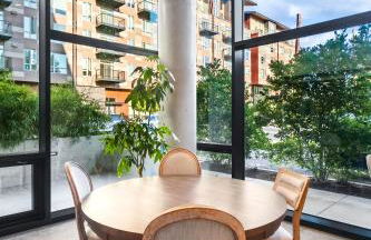 Airy and Open Corner Loft - 92 Walkscore - Foto 26