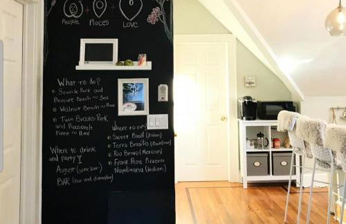 Charming 2BR Getaway with Modern Comforts - Foto 48