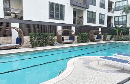 Relaxing Pool-View 1BR Near Top Houston Spots - Foto 31