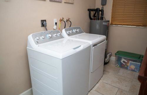 Charming Beach House w/Private Pool Paradise~WALK TO BEACH - Foto 29