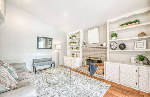 Stylish 3BR/2BA Retreat w/ Pool! Dream Getaway - Foto 31