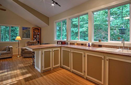 Harbert Cottage with Fire Pit Half Mile to Beach! - Foto 25