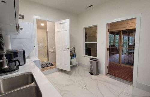 Tranquil Riverfront Retreat - Foto 24