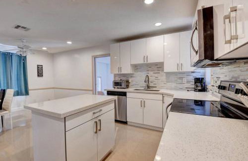 5 BR Mansion with Pool and non-heated Jacuzzi Games in Boynton Beach - Photo 68