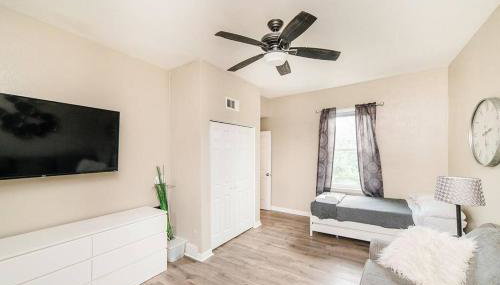 Comfortable and Walkable - Off-Street Parking - Foto 5