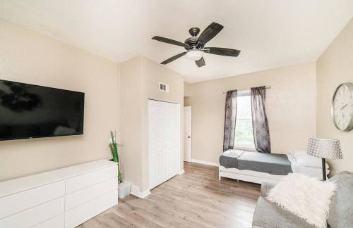 Comfortable and Walkable - Off-Street Parking - Foto 5