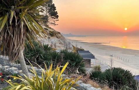 Harbourside garden flat with parking - Photo 1