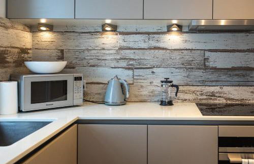 Bright & beautiful 4 bedroom house with sea views - Photo 23