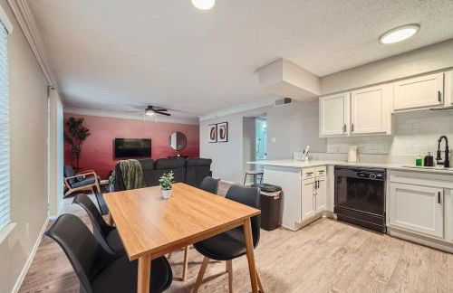 Your Chill 2B Getaway - 10min to DTWN - W/D, Pool, Prkg - Foto 16