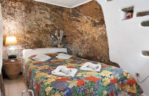 Maria in the castle Kea - Photo 8