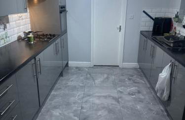 The Cozy Modern Stay - Photo 2