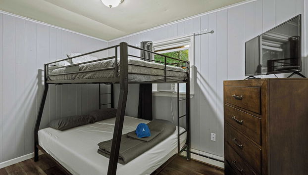 Frolic on Fern by Avantstay Enclosed Deck w/ Forest Views, Bar - Foto 5, Habitación