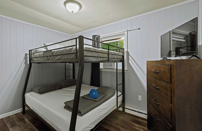 Frolic on Fern by Avantstay Enclosed Deck w/ Forest Views, Bar - Photo 18