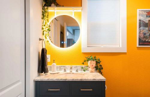 East Austin Bungalow w BBQ Firepit Fun Yard - Foto 13