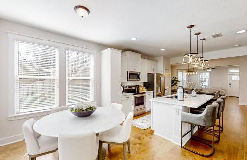 Brand new home with open layout, office, & great location - dog-friendly - Foto 11