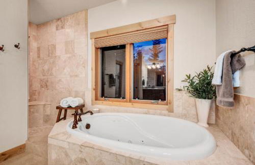 BEST VIEWS! Luxury Mountain Home - Saltwater HotTub, Firepit, BBQ- Close to SKI, Red Rocks - Foto 20