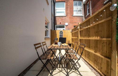 Welcome - BUSINESS or PLEASURE! Southampton 'City Vibes' # Stylish Apartment with Outdoor Courtyard! 1-4 Guests BOOK YOUR CITY BREAK or PRE-CRUISE STAY! CLOSE TO MAYFLOWER THEATRE, UNIVERSITIES, CRUISE TERMINALS, HOSPITALS & SHOPS! - Photo 8