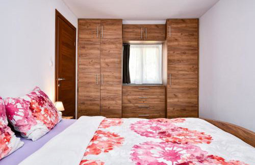 Apartman Lavanda sa bazenom i okućnicom 4* - Foto 18