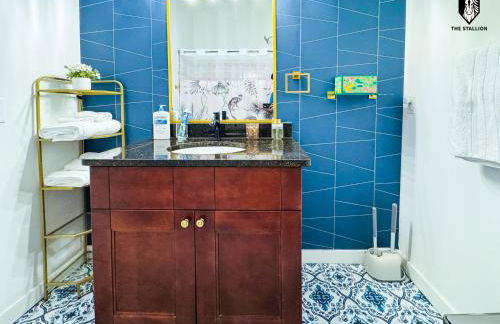 The Stallion #103 - Walk to Attractions - Modern 2BD Loft in Downtown with Patio - Foto 15