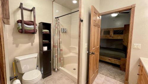 Tails Up Retreat- A Place for you and your dog! - Foto 5, towels, Shower