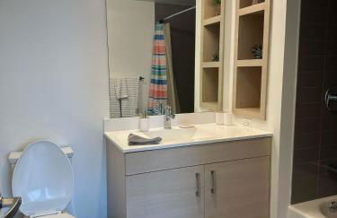 Upscale 2BR Condo with Gym & Parking near MGH & TUFTS - Foto 21