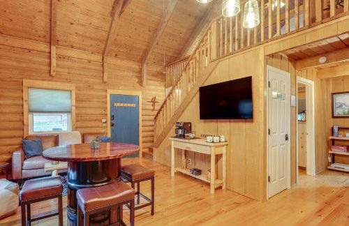 Soak in Hot Tub, Explore Outdoors Cleveland Cabin - Foto 6