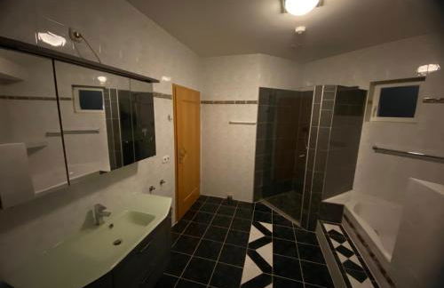 Monteurwohnung , 4 Schlafzimmer, 130qm, Balkon, einzige Wohneinheit im Haus, Parkplatz - Foto 7